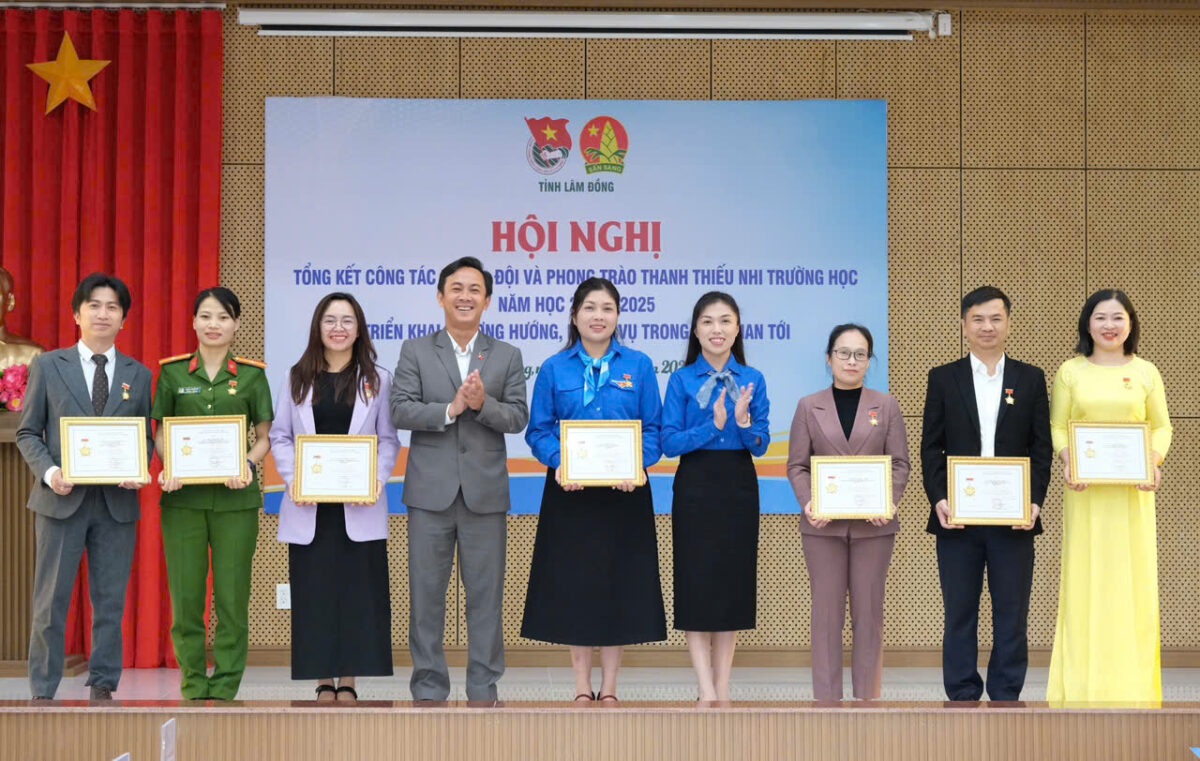 Kỷ niệm chương " Vì thế hệ trẻ " - Phạm Hoàng Khánh Vũ 
